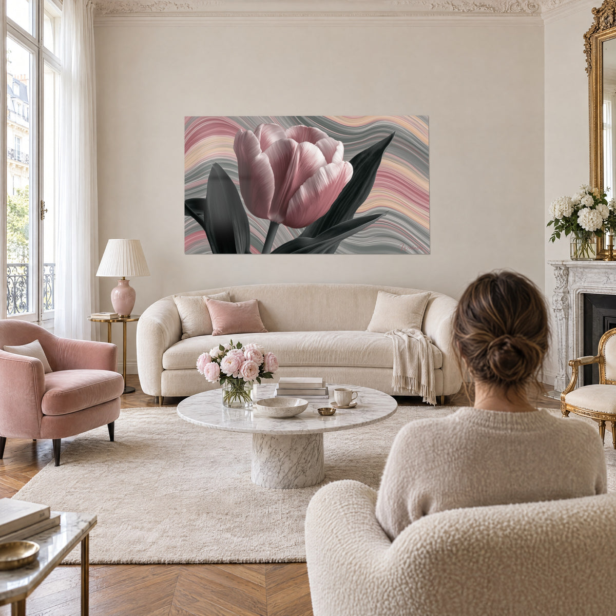 Gemälde Tulpe in Puderrosa mit anthrazitfarbenen Blättern auf wellenförmigem grauem Hintergrund, über einem Sofa in einem hellen Wohnzimmer