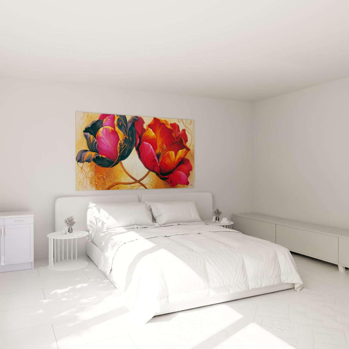 Pétales de tulipe fuchsia et carmin peints en textures veloutées, au-dessus d'un lit dans une chambre claire