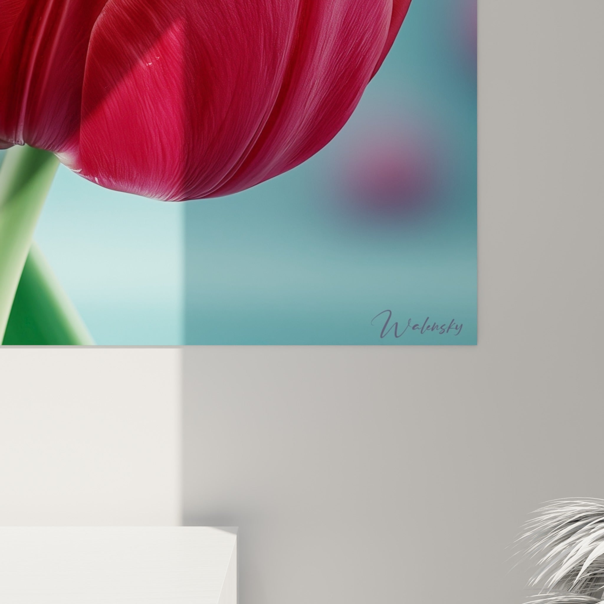 Gouttes de rosée argentées et fibres rouges des pétales visibles de près sur cette impression de tulipe