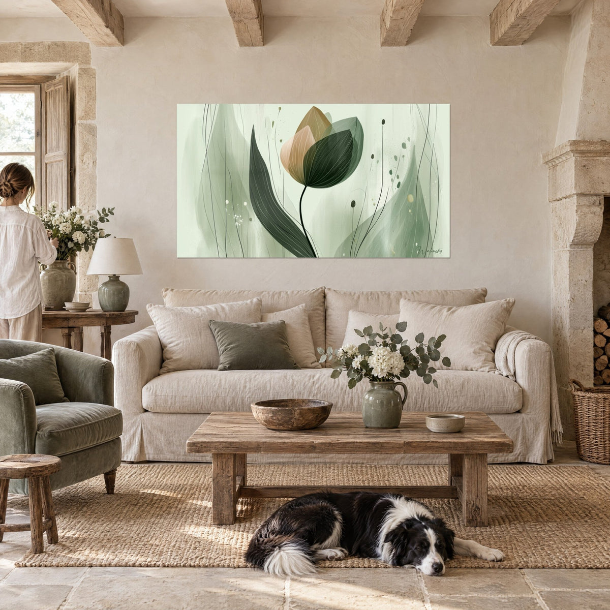Tableau tulipe stylisée aux pétales beige rosé et vert sauge, nervures blanches, au-dessus d'un canapé dans un salon lumineux