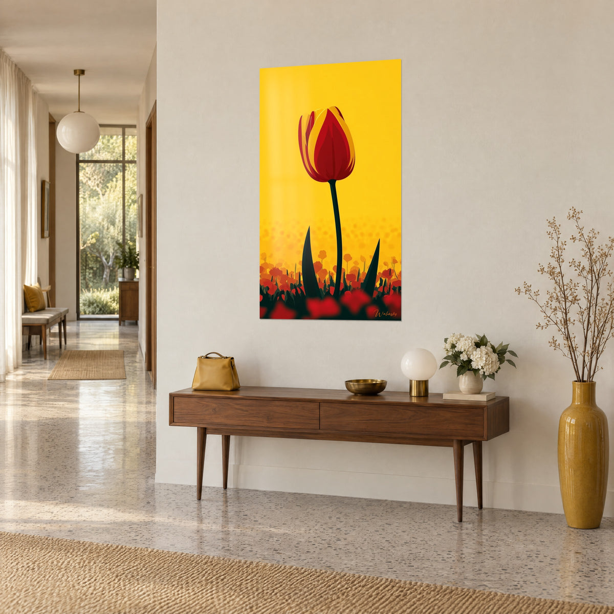 Tableau fleur écarlate à pétales dorés sur longue tige sombre, accroché au-dessus d'une console en bois, couloir clair vu de trois-quarts