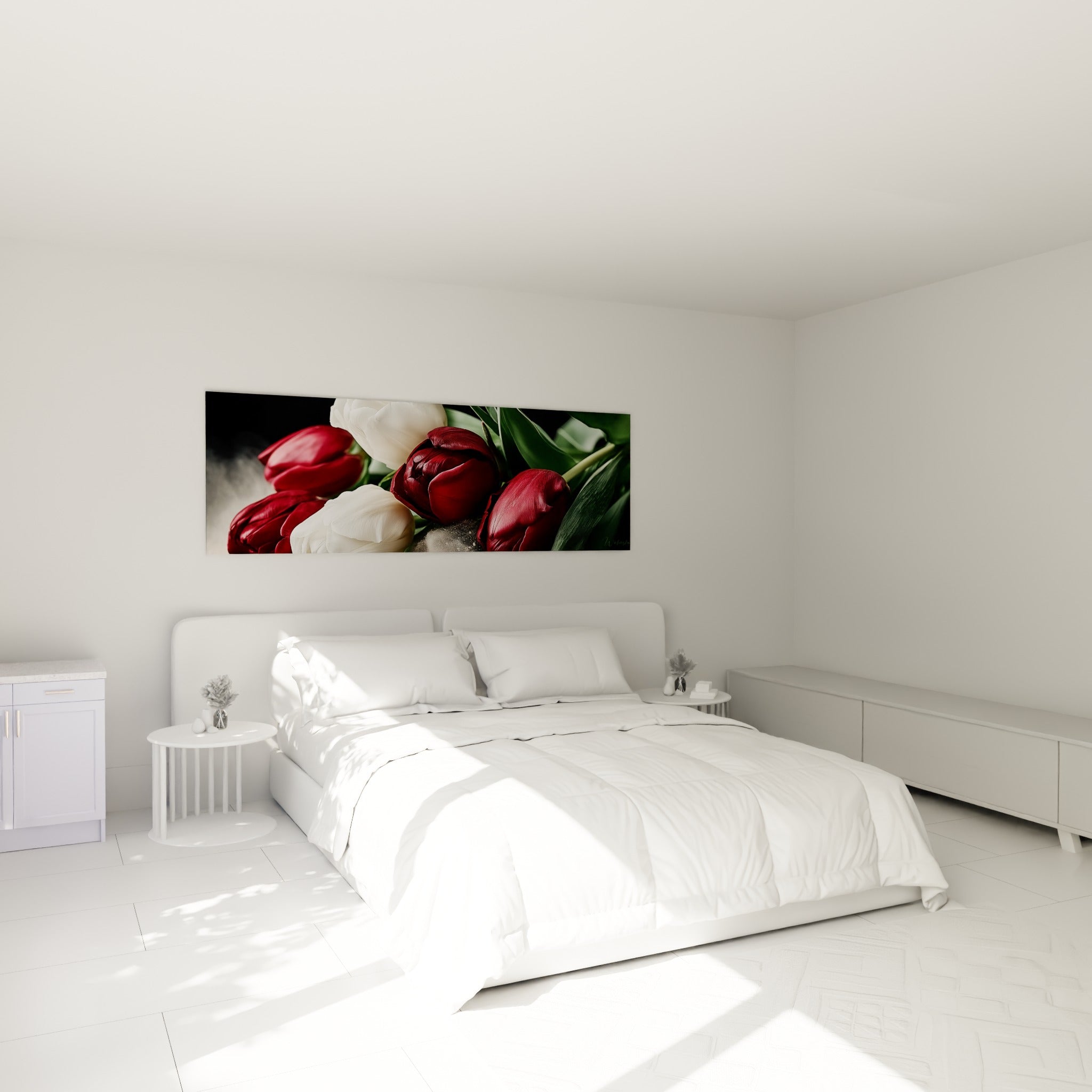 Tulipes bordeaux et blanches aux teintes profondes, accrochées au-dessus d'un lit dans une chambre claire