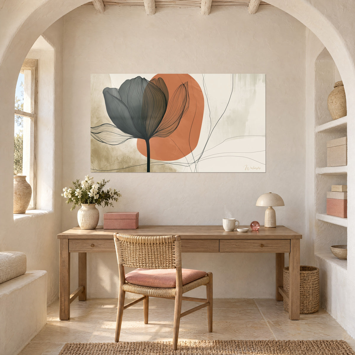 Schilderij zwarte steel met transparante grijsgroene bloembladen op een oranje schijf en lichte zandachtergrond, boven een houten bureau in een gewelfde nis