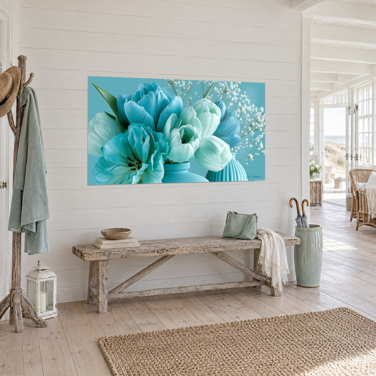 Tableau fleurs en vase côtelé, pétales bleu glacier et vert menthe, gypsophile aérienne, sur un mur de bois blanc