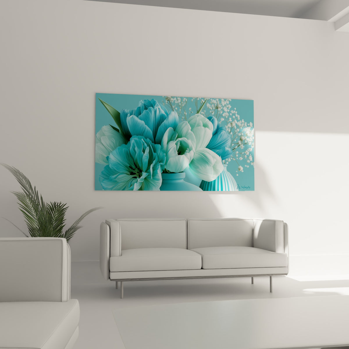 Fleurs de tulipe bleu sarcelle et gypsophile blanche au-dessus d'un canapé dans un salon lumineux