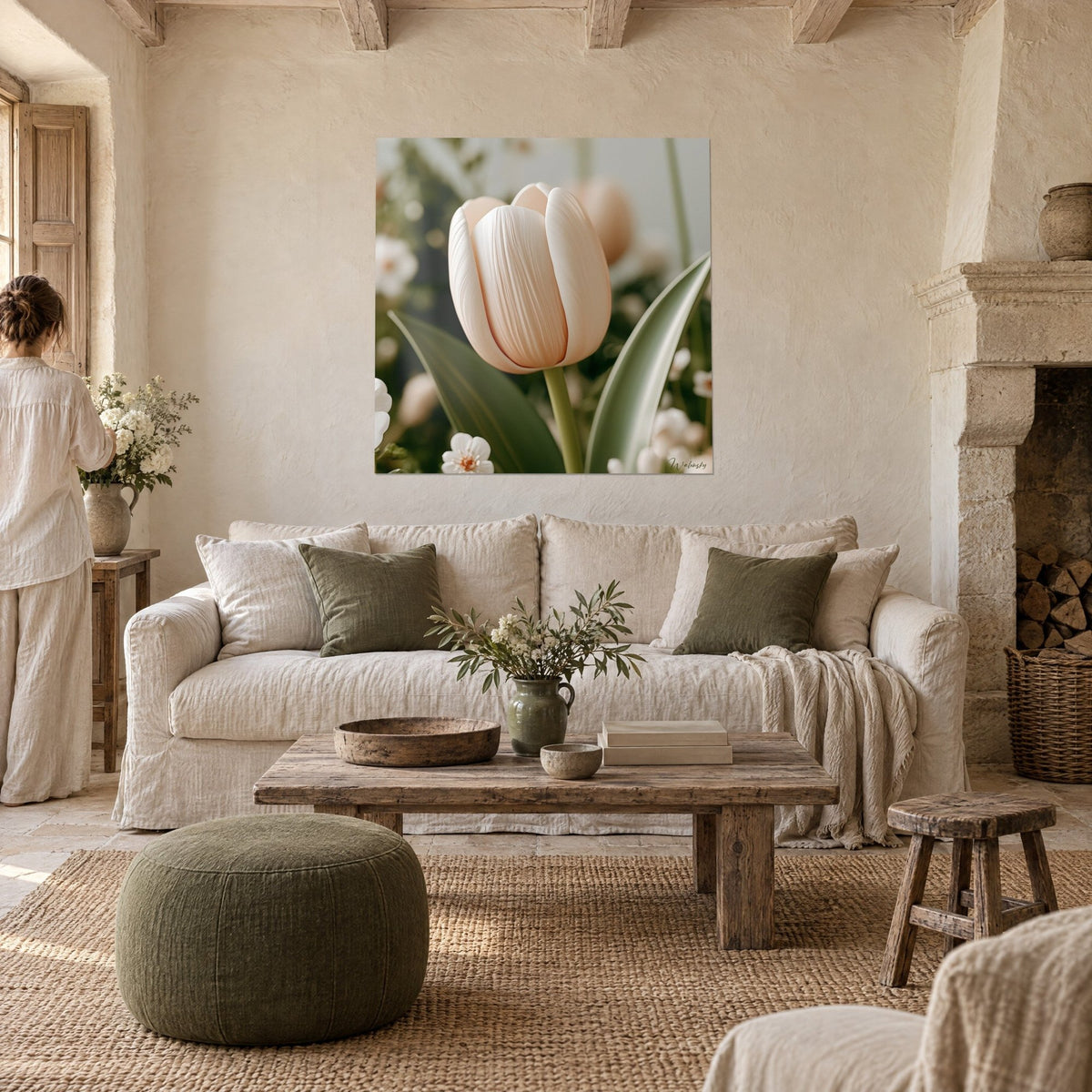 Tableau tulipe crème aux pétales veinés, feuilles vert sauge, accroché au-dessus d'un canapé dans un salon lumineux