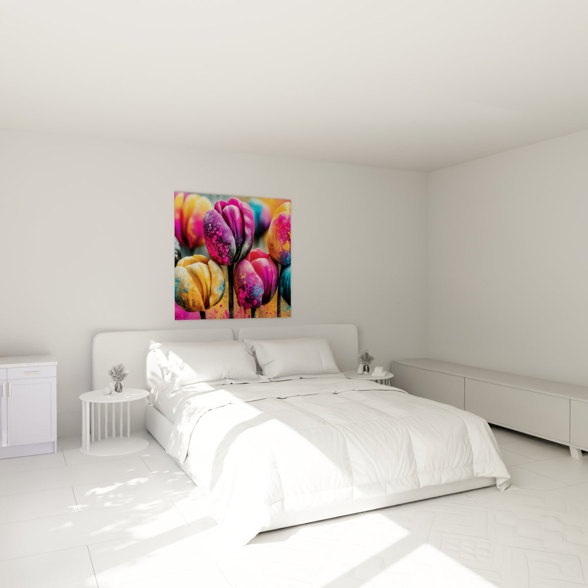 Bouquet de tulipes violettes et jaunes éclaboussées accroché au-dessus d'un lit dans une chambre claire