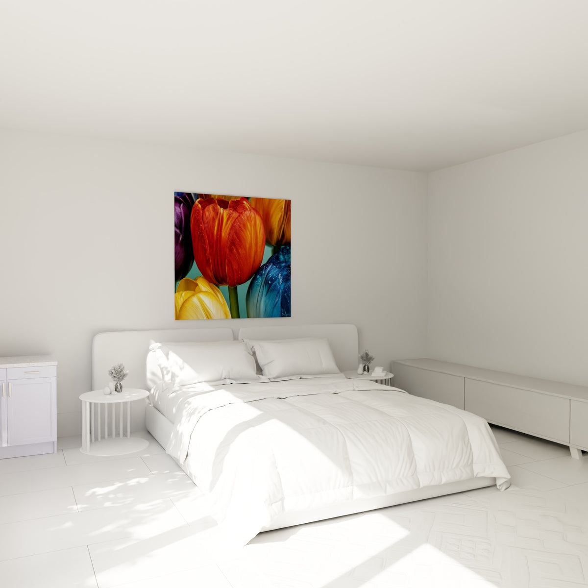 Bouquet de tulipes orange et bleu marine texturées, accroché au-dessus d'un lit dans une chambre claire