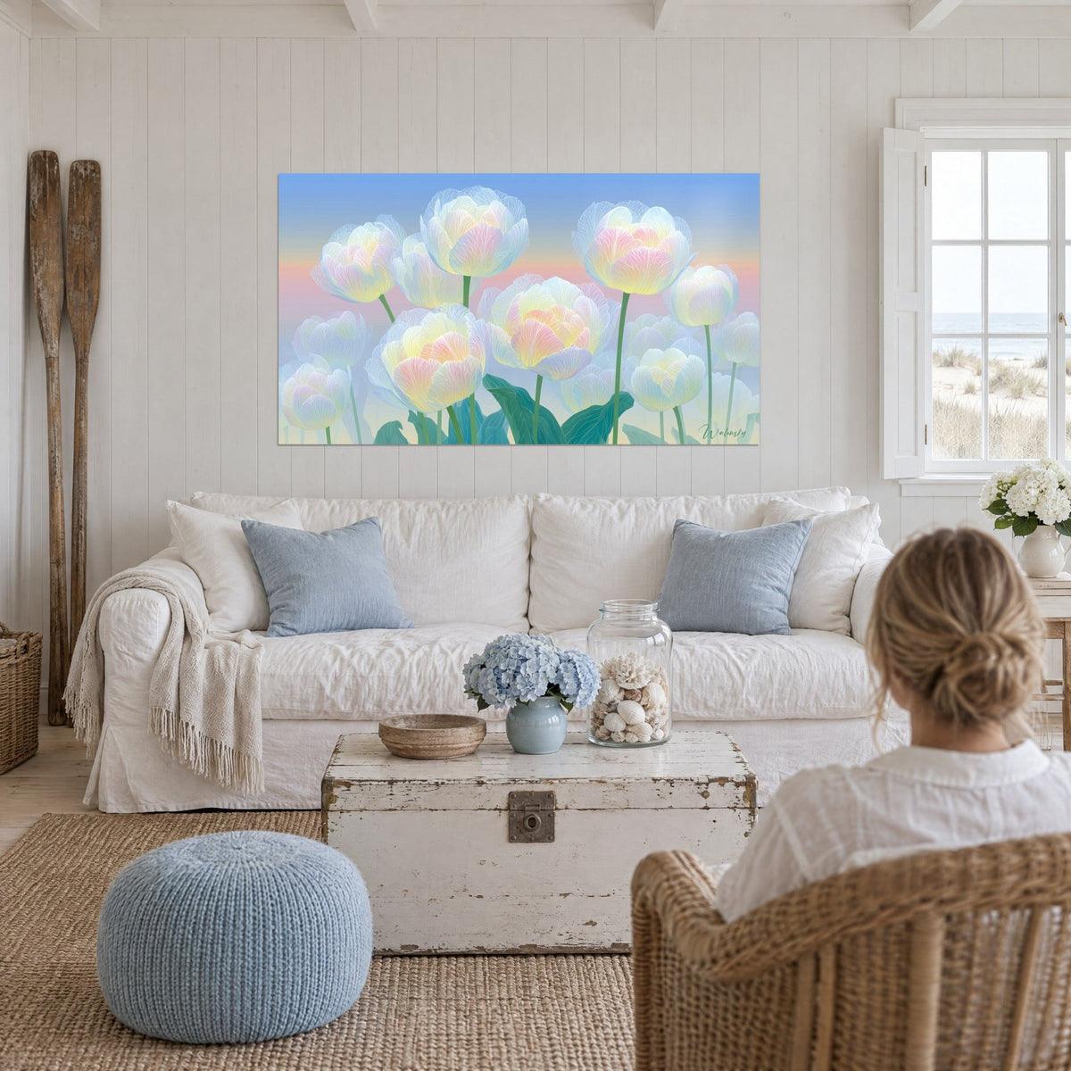 Schilderij ivoorkleurig tulpenboeket met fijne nerven, blauwe en roze lucht, boven een bank in een lichte woonkamer