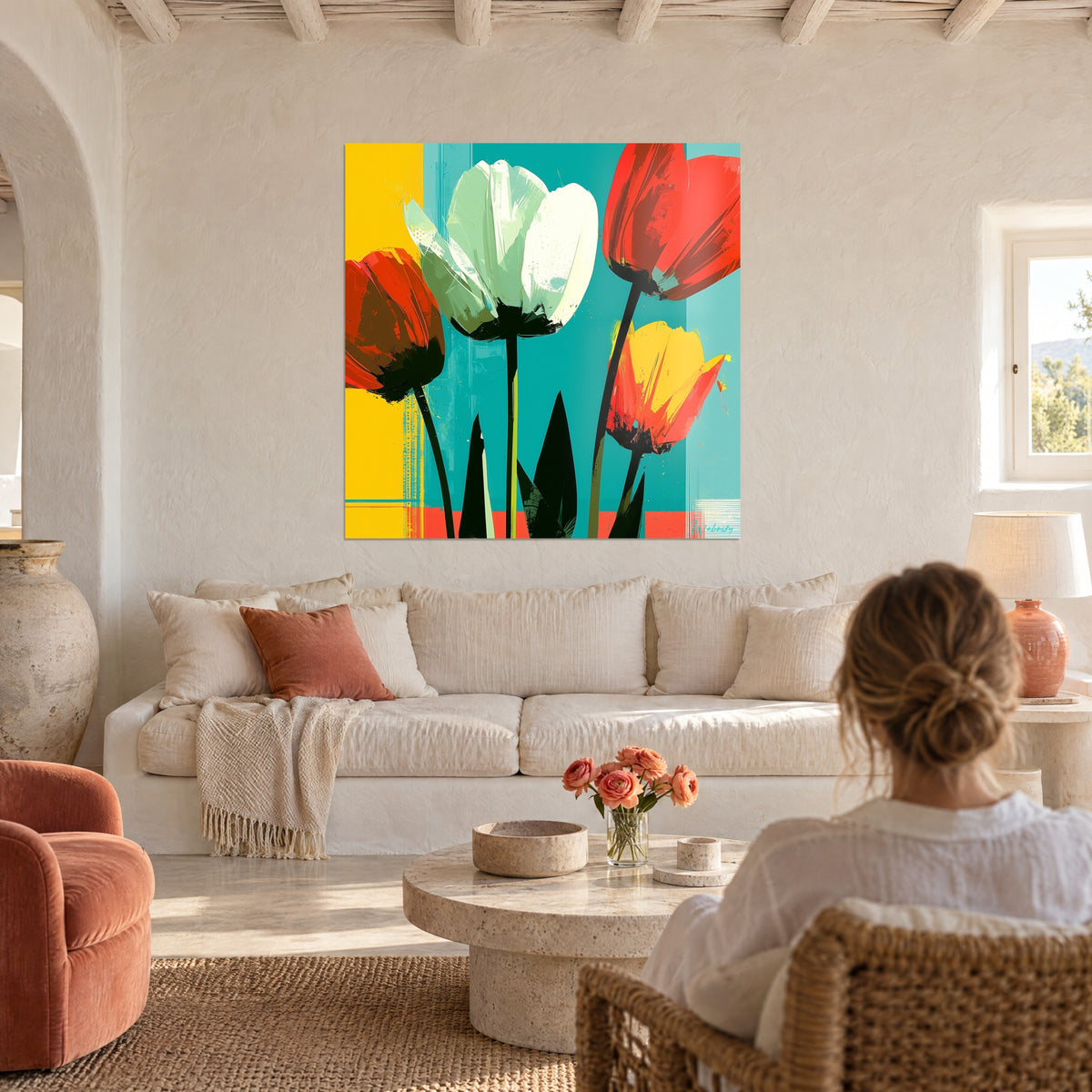 Quadro tulipani rossi e bianchi su sfondo turchese e giallo, appeso sopra un divano in un soggiorno luminoso