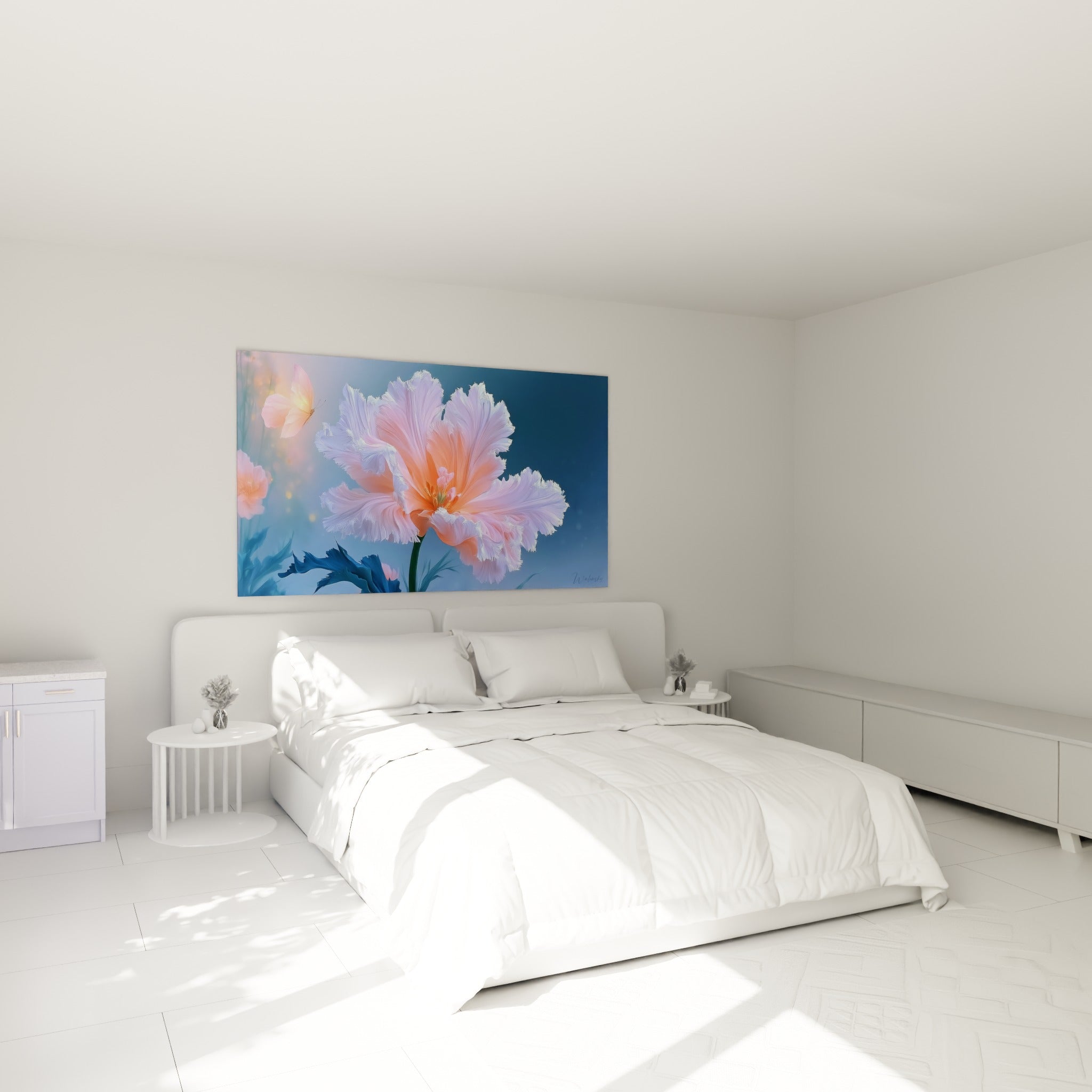 Fleur corail et bleu nuit illuminée accrochée au-dessus d'un lit dans une chambre claire