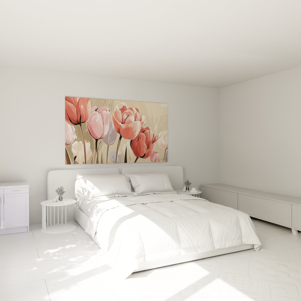 Bouquet de tulipes corail et rose poudré accroché au-dessus d'un lit dans une chambre claire