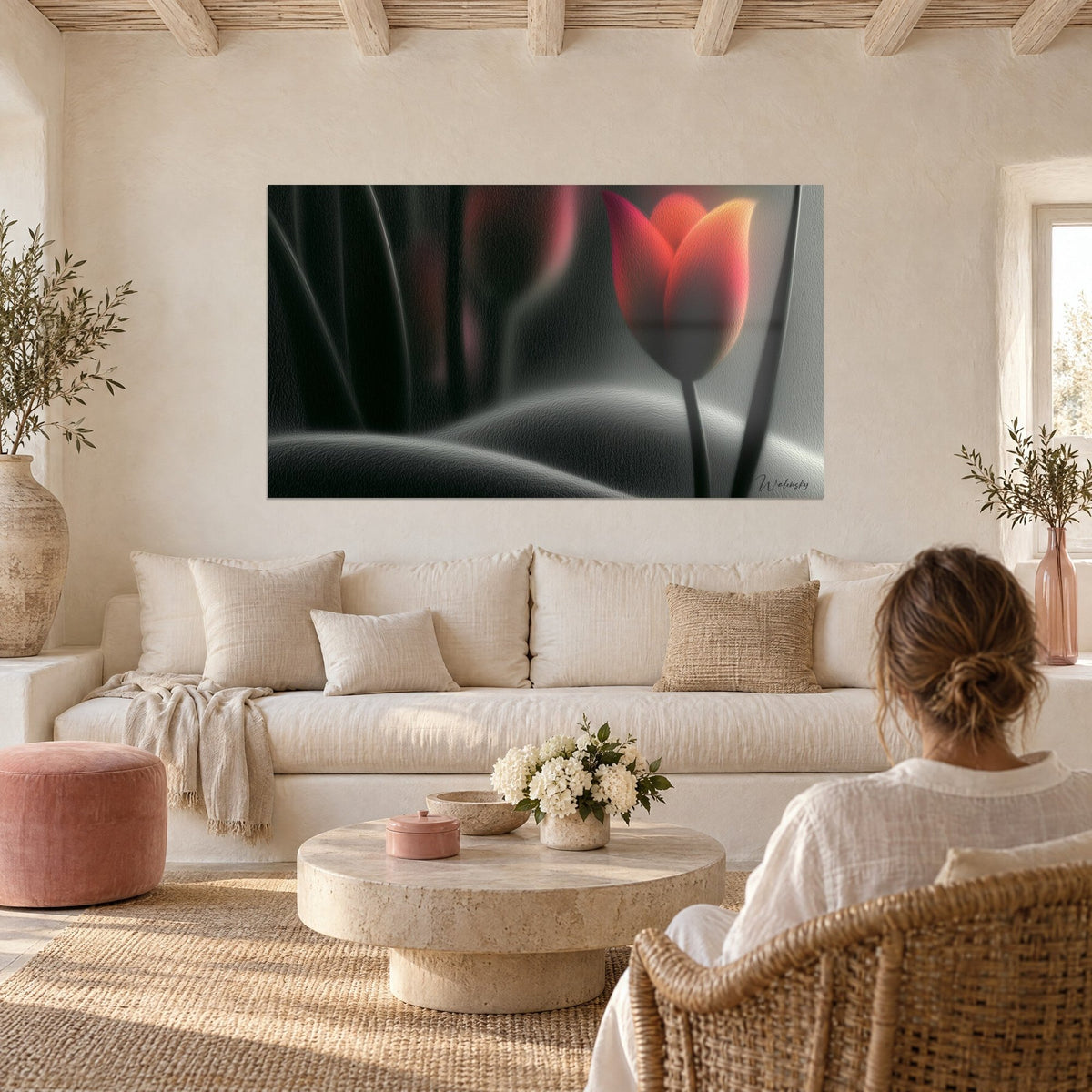 Gemälde glühende Tulpe mit roten und orangefarbenen Blütenblättern auf kohlegrauem Hintergrund, über einem Sofa in einem hellen Wohnzimmer
