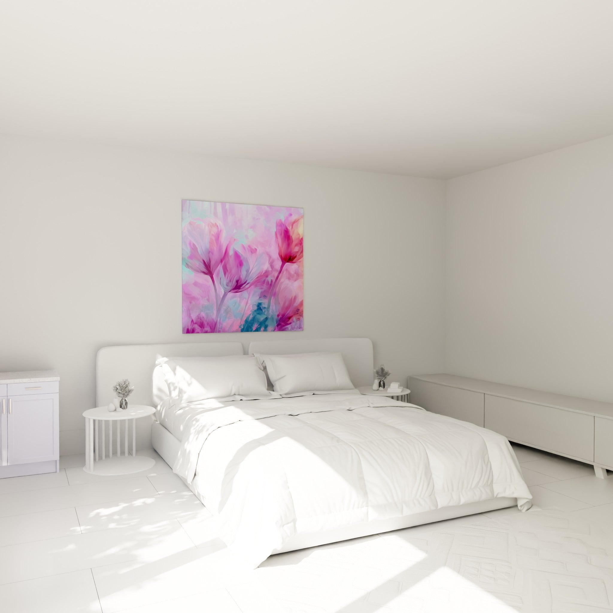 Bouquet de tulipes magenta et turquoise accroché au-dessus d'un lit dans une chambre claire