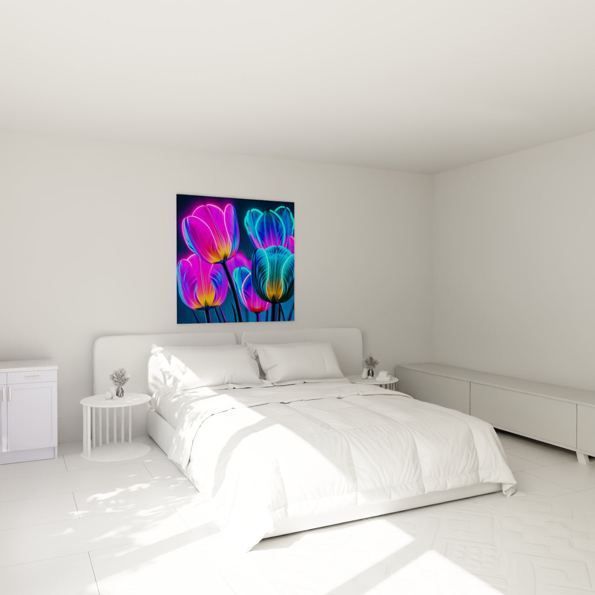 Fleurs magenta et bleu électrique aux pétales lumineux au-dessus d'un lit dans une chambre claire