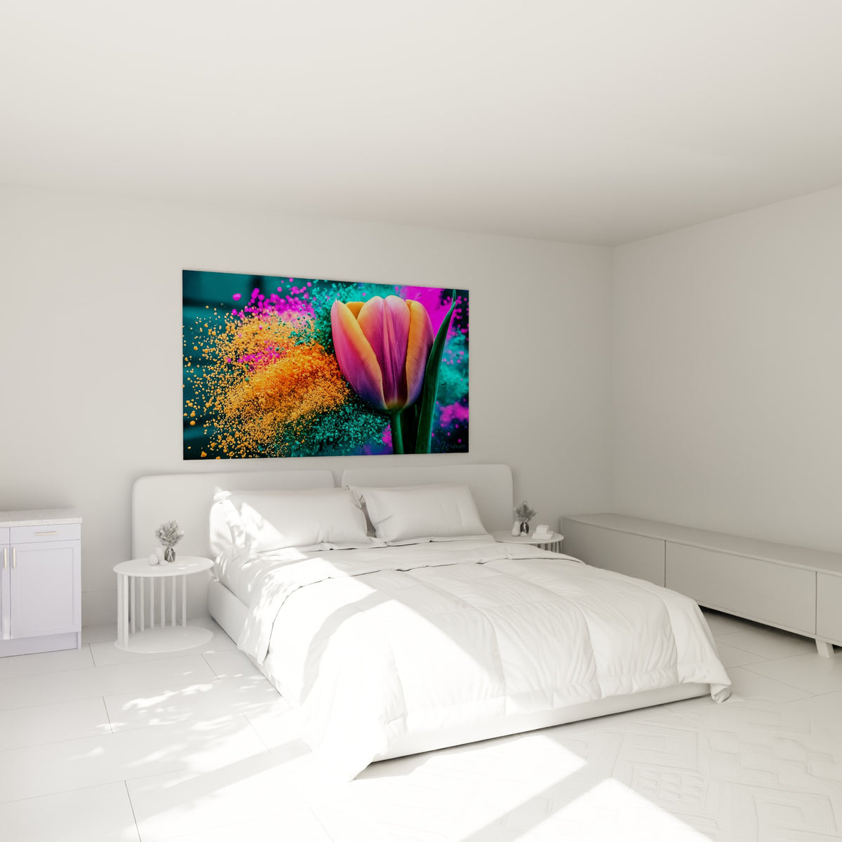 Fleur aux pétales orange et violet éclaboussée de pigments turquoise, au-dessus d'un lit dans une chambre claire
