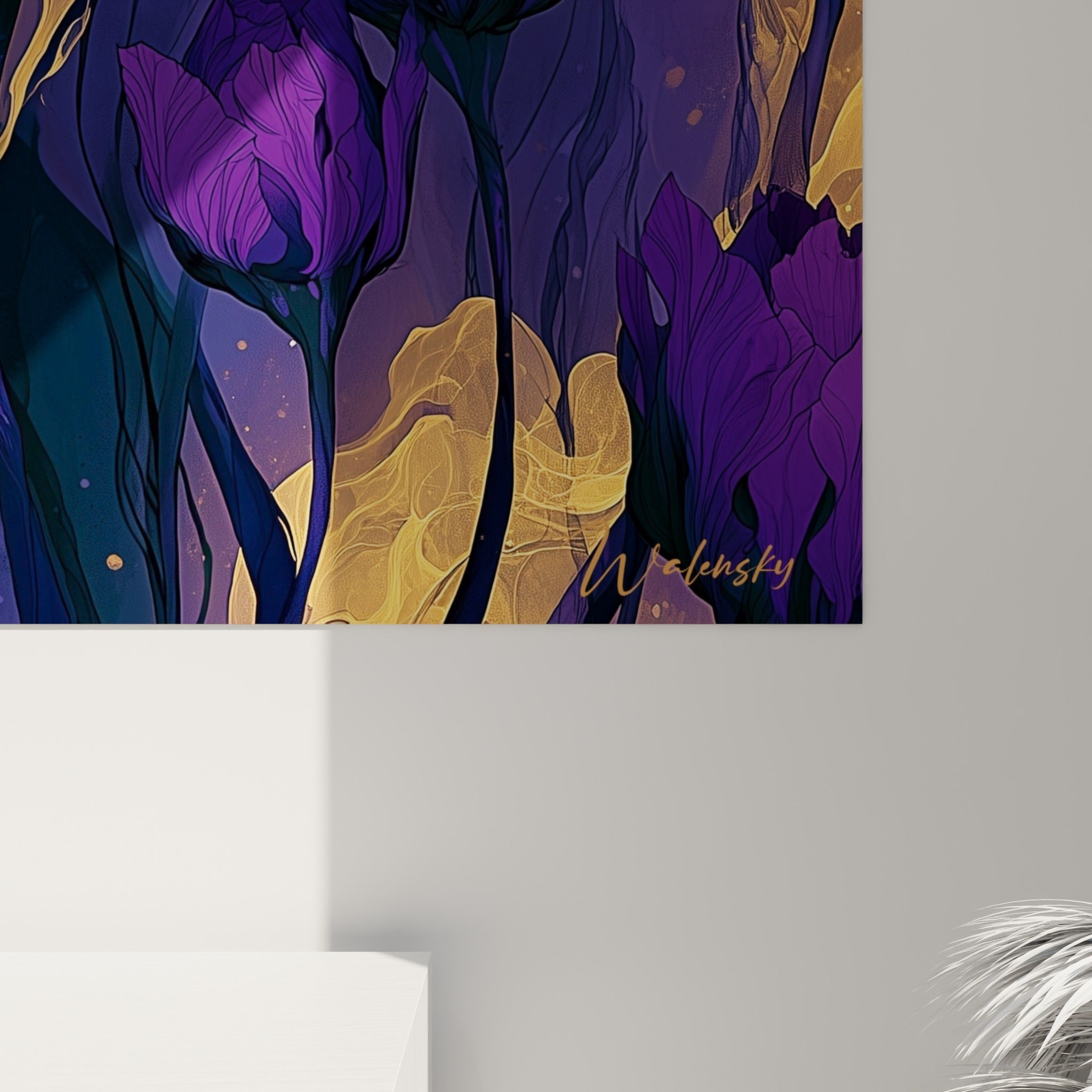 Empâtements dorés et traits violets fins se mêlant sur la toile, révélant la matière et le grain