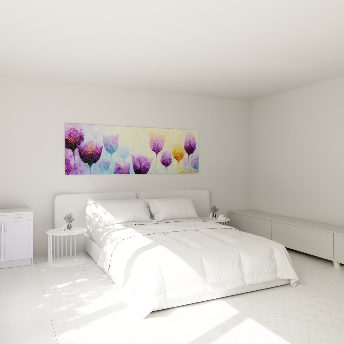 Silhouettes de tulipes mauves et dorées finement ornées au-dessus d'un lit dans une chambre claire