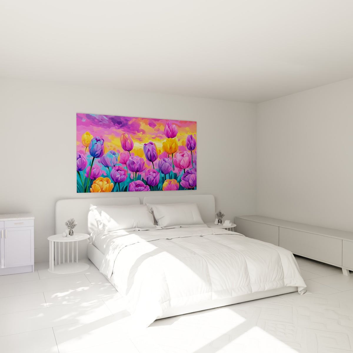 Bouquet de tulipes mauves et safran au-dessus d'un lit dans une chambre claire
