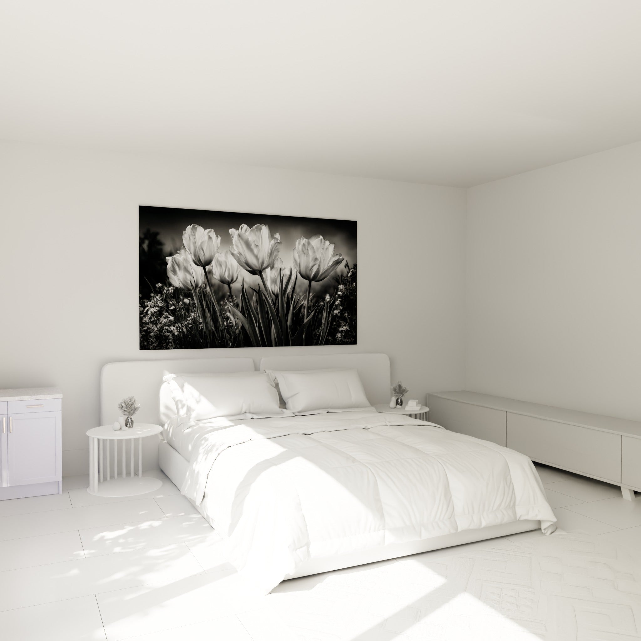 Fleurs de tulipe monochrome, contraste blanc nacré et gris profond, au-dessus d'un lit dans une chambre claire