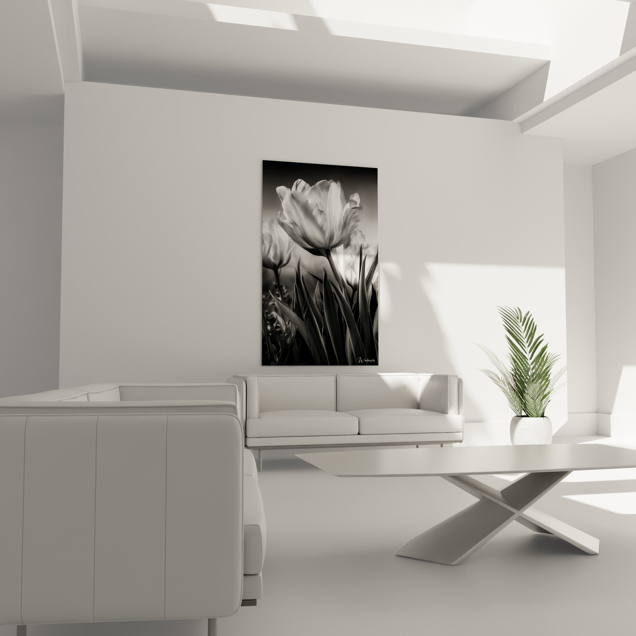 Fleur de tulipe en noir et blanc surplombant un canapé dans un salon lumineux et épuré
