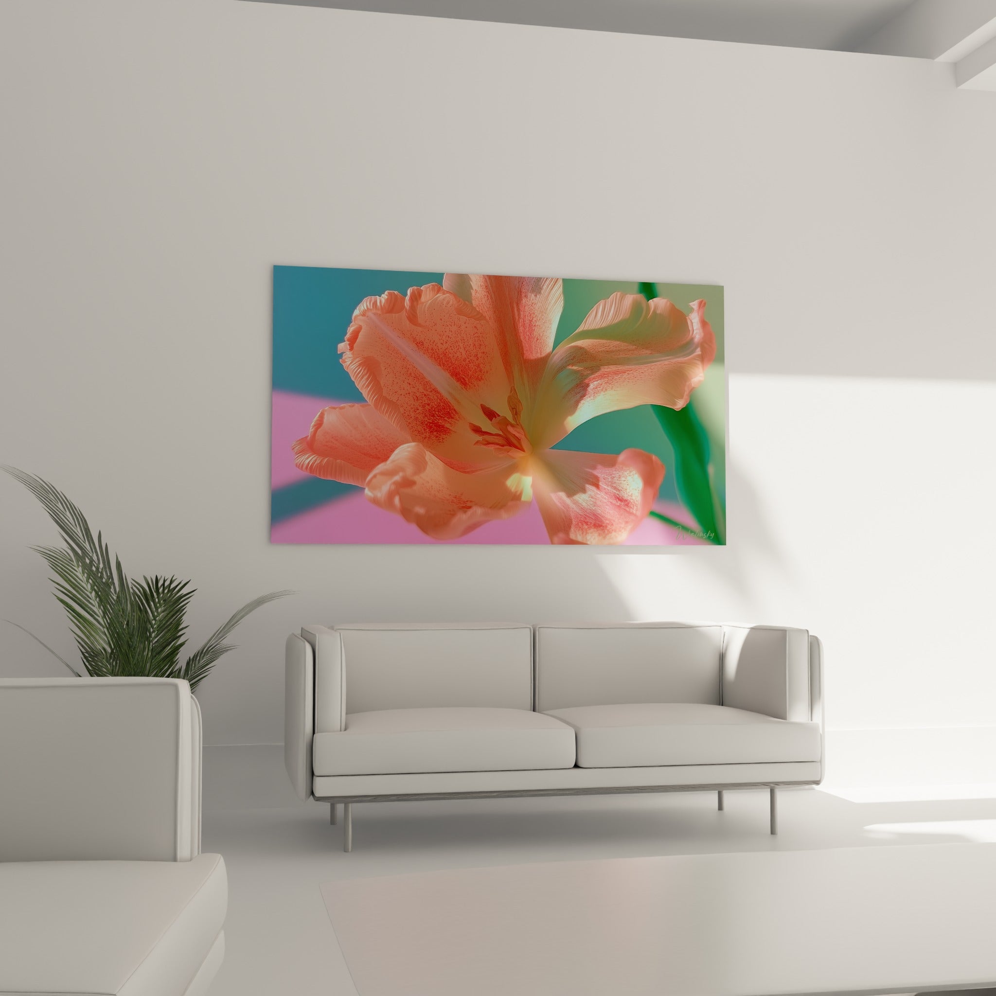 Fleur rose et corail moucheté de rouge accrochée au-dessus d'un canapé dans un salon lumineux