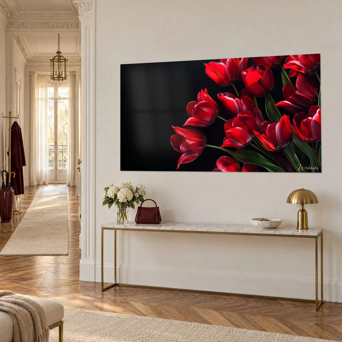 Gemälde Tulpen in Karminrot mit seidigen Blütenblättern, dunkelgrüne Stiele, an einer weißen Haussmann-Wand über einer vergoldeten Konsole