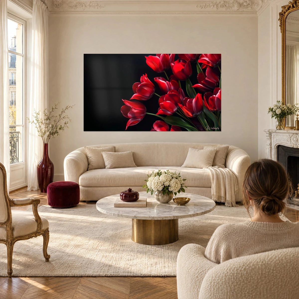 Gemälde Tulpenstrauß in scharlachroten Tönen auf schwarzem Hintergrund, grüne Blätter, über einem Sofa in einem hellen Wohnzimmer