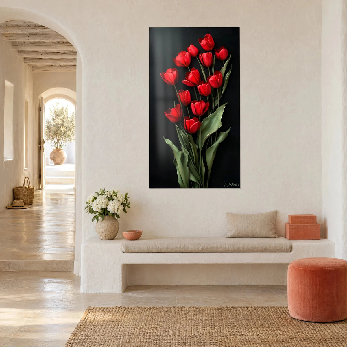 Schilderij scharlakenrode bloemen op slanke stelen, olijfgroen blad op diep zwart, schuin van opzij gezien in een witte gewelfde entree