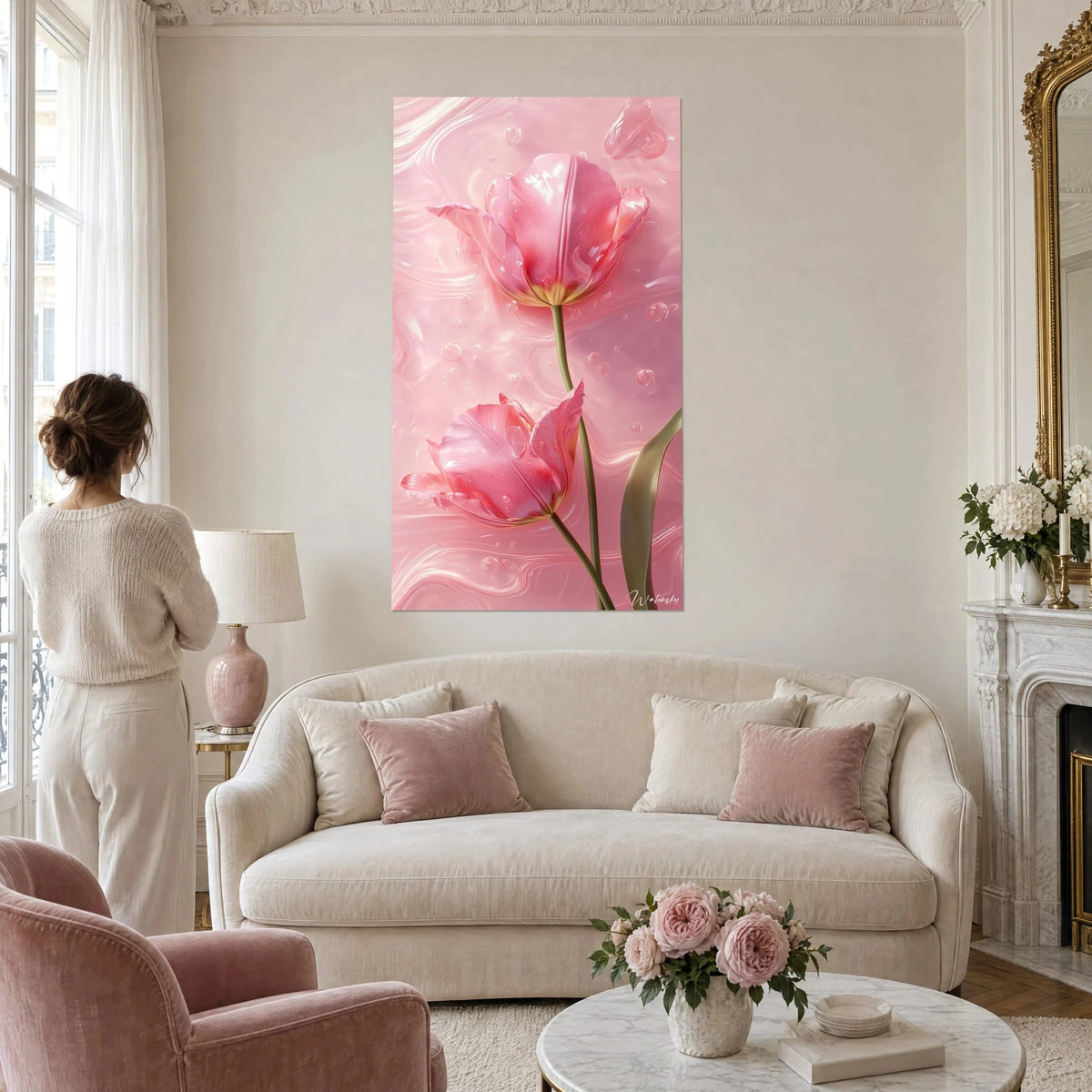 Tableau tulipes roses nacrées sur fond d'eau satinée, tiges vert olive, femme de dos au-dessus d'un canapé dans un salon lumineux
