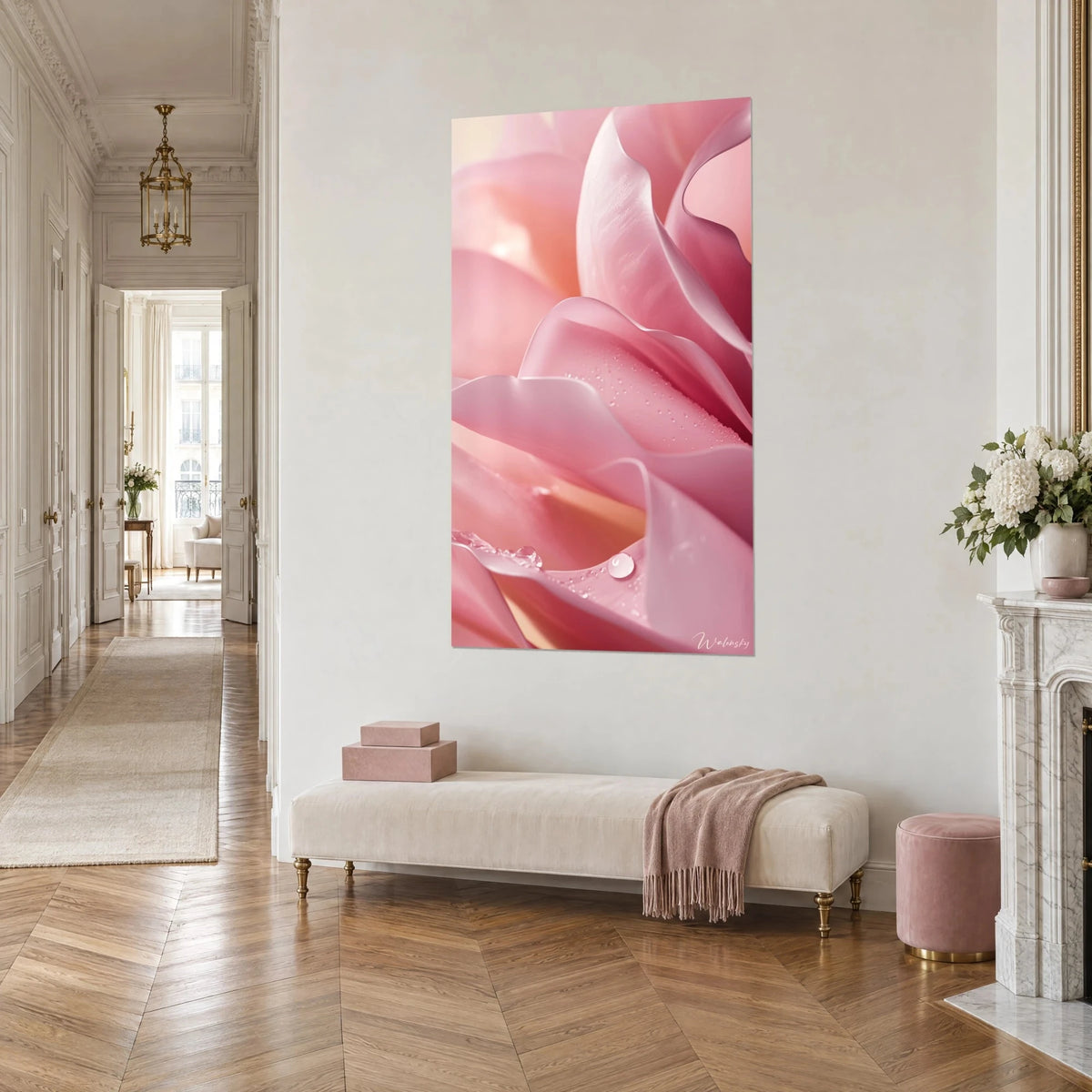 Quadro petali di tulipano in raso rosa e albicocca, curve setose e goccioline, vista di tre quarti, soggiorno in stile haussmanniano
