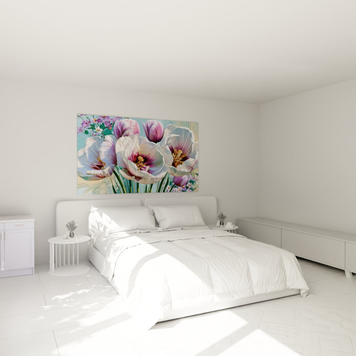 Pétales nacrés et centres pourpres des tulipes accrochés au-dessus d'un lit dans une chambre claire