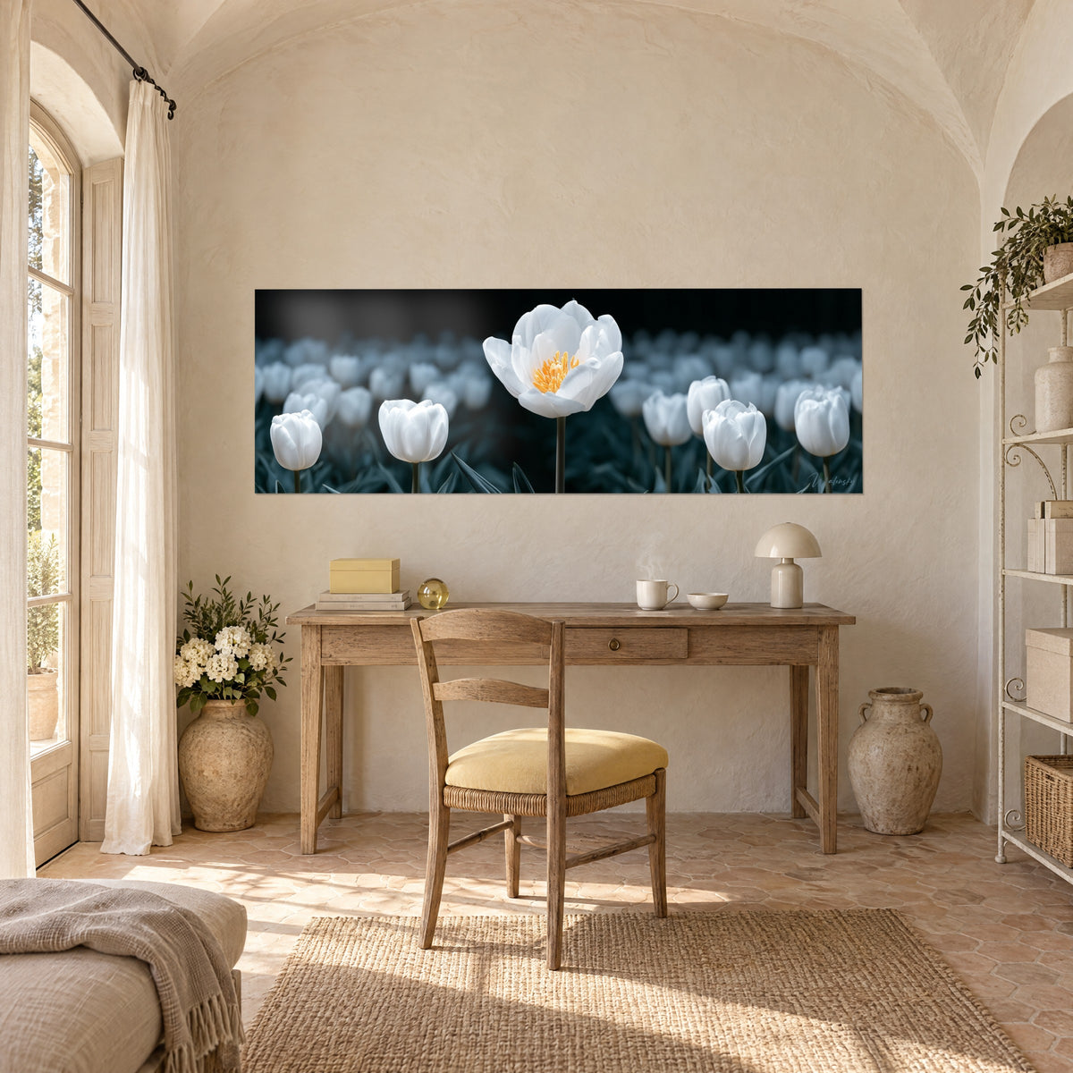 Tableau grande fleur nacrée sur tige sombre, arrière-plan de tulipes bleutées floues, bureau en bois et chaise paille
