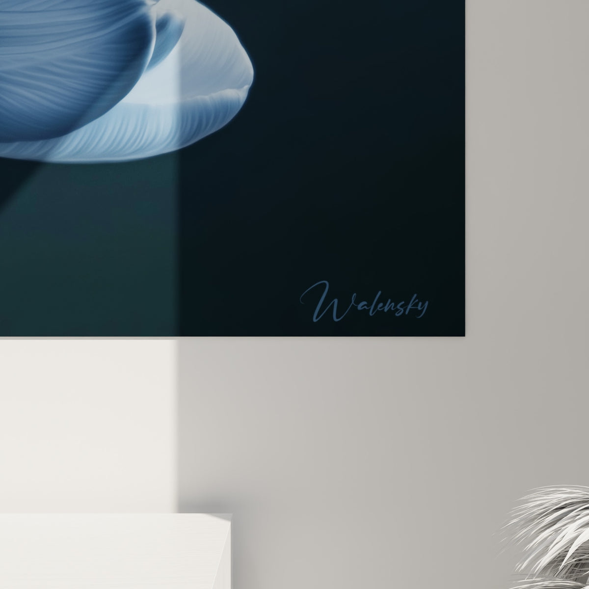 Nervures de la tulipe bleu poudré et striures argentées visibles en gros plan sur la toile