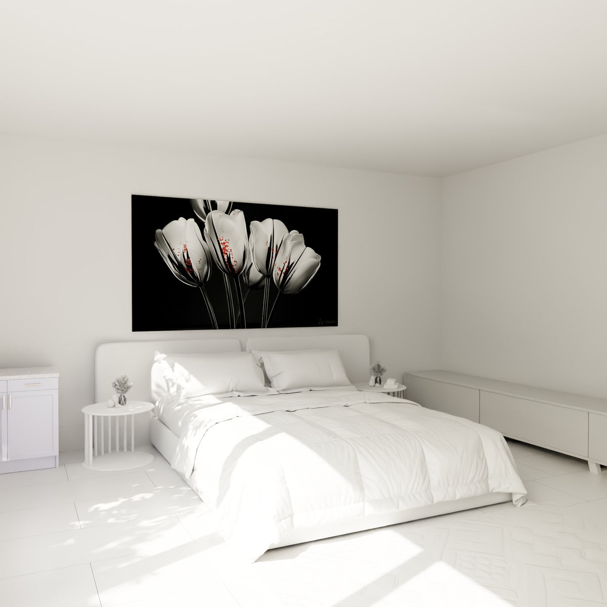 Quatre tulipes blanches et rouge grenat surplombant un lit dans une chambre claire et épurée