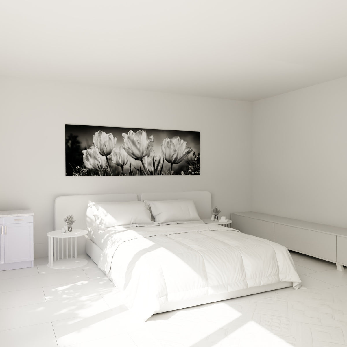 Corolles de tulipe blanches et grises, éclairées à contre-jour, au-dessus d'un lit dans une chambre claire.
