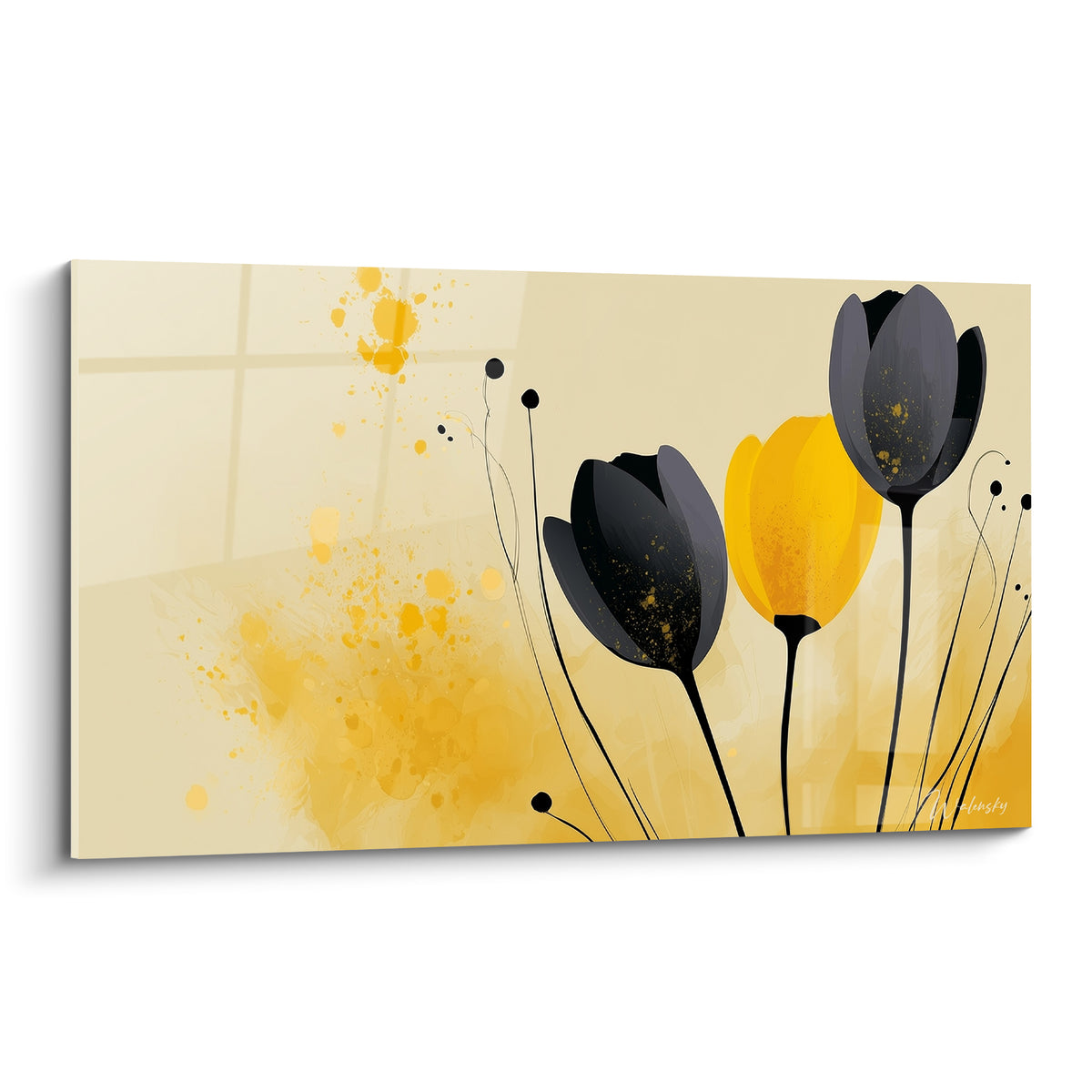 Trois tulipes anthracite et jaune ocre se dressent sur fond crème éclaboussé de peinture dorée