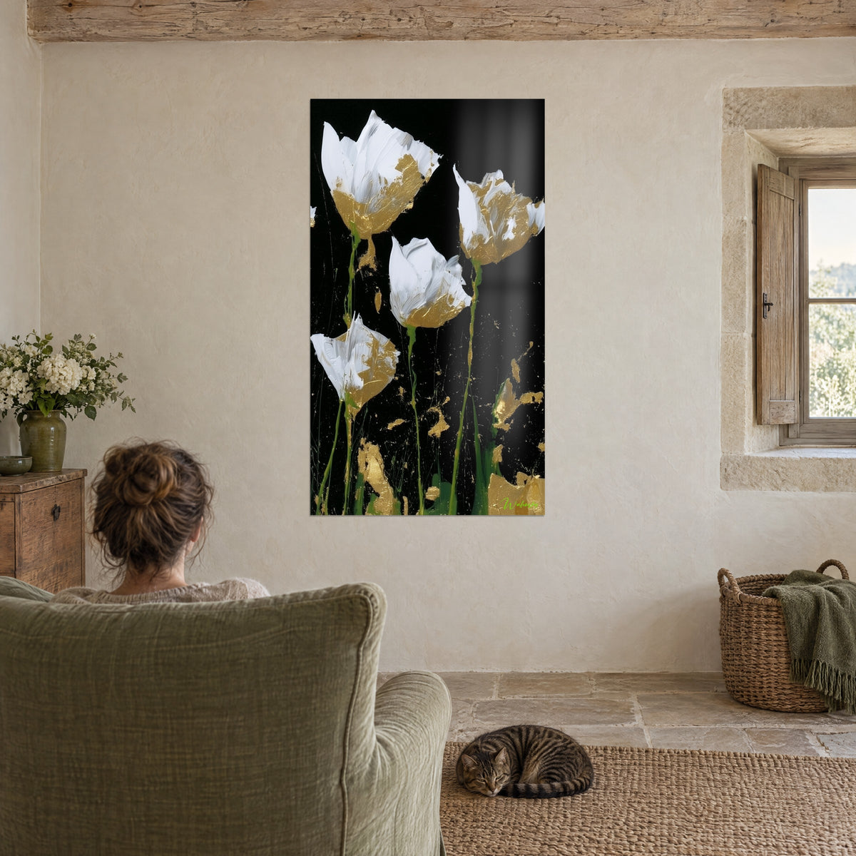 Tableau floraison blanche et or sur noir, tiges vertes striées de coulures, face à un fauteuil vert olive et un chat tigré