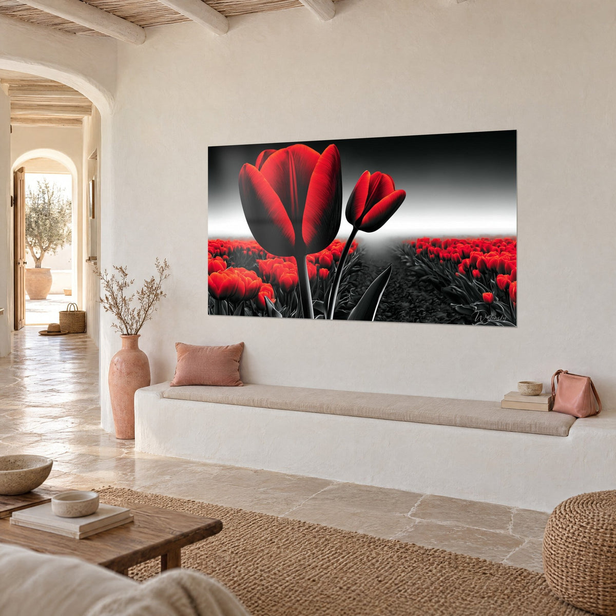 Tableau champ de fleurs rouge vif et gris charbon, sillon fuyant vers l'horizon, mur crème d'une maison méditerranéenne