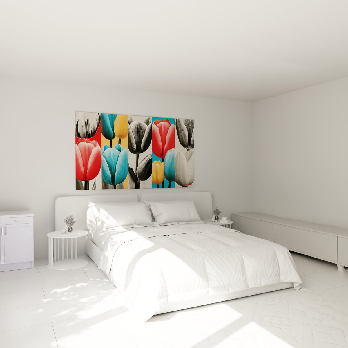 Tulipes rouge corail et turquoise disposées en bandes au-dessus d'un lit dans une chambre claire