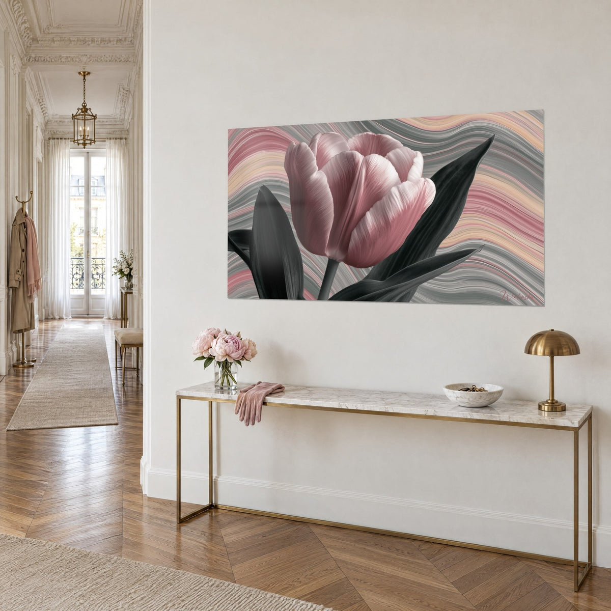Schilderij bloem met lichtroze gestreepte bloemblaadjes, houtskoolzwarte bladeren en beige golven, boven een vergulde console