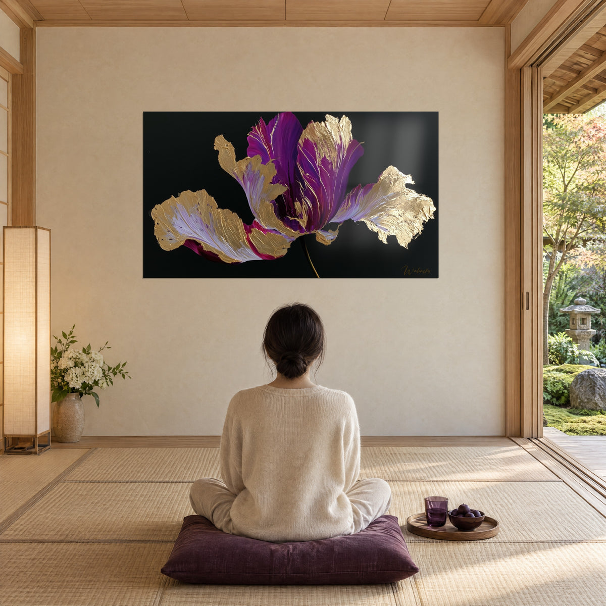 Tableau tulipe aux pétales froissés d'or et d'améthyste, une personne de dos méditant sur un coussin prune, tatamis et jardin