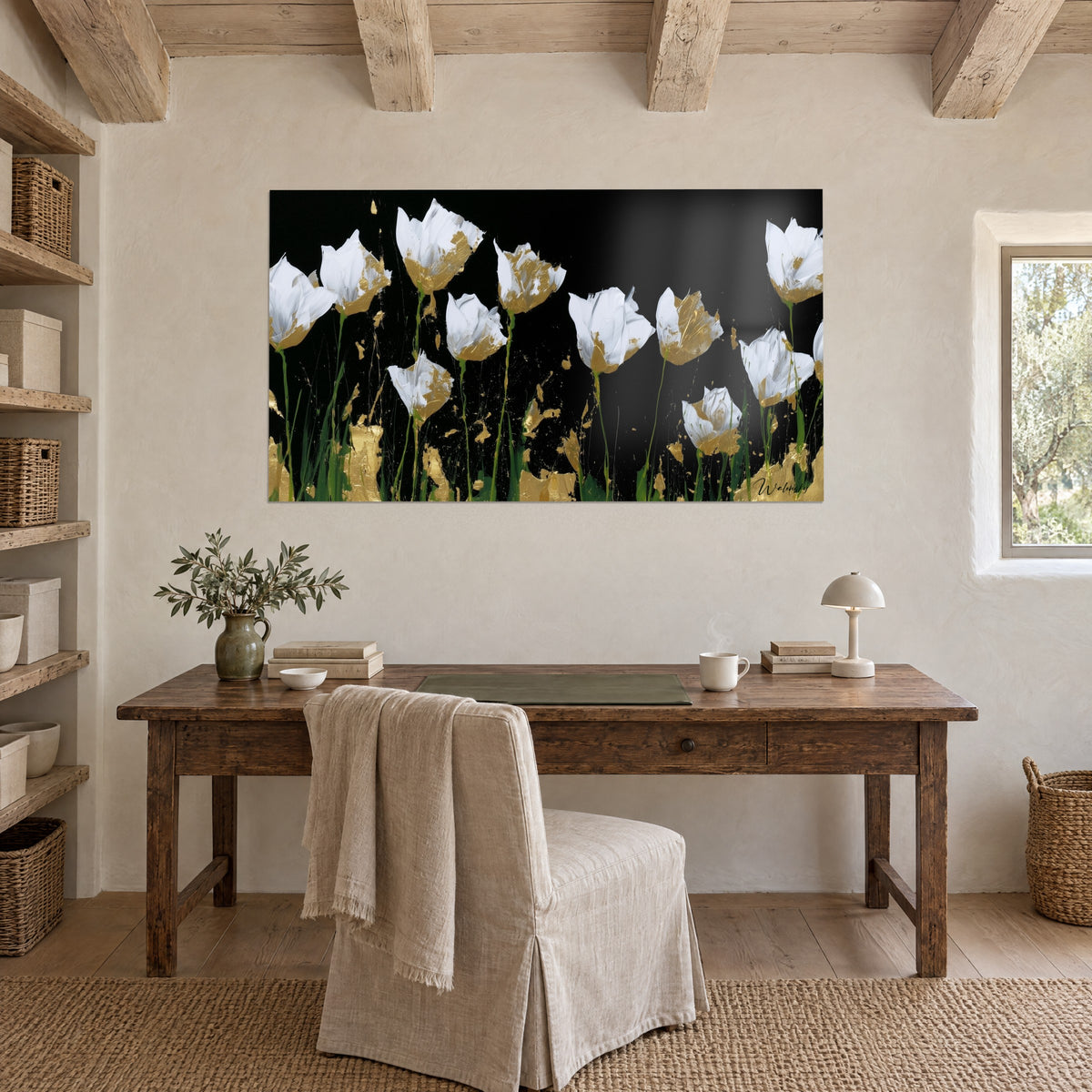 Schilderij witte bloemen met bladgoud dat over groene stengels stroomt, zwarte achtergrond, bureau van ruw hout, stenen muren