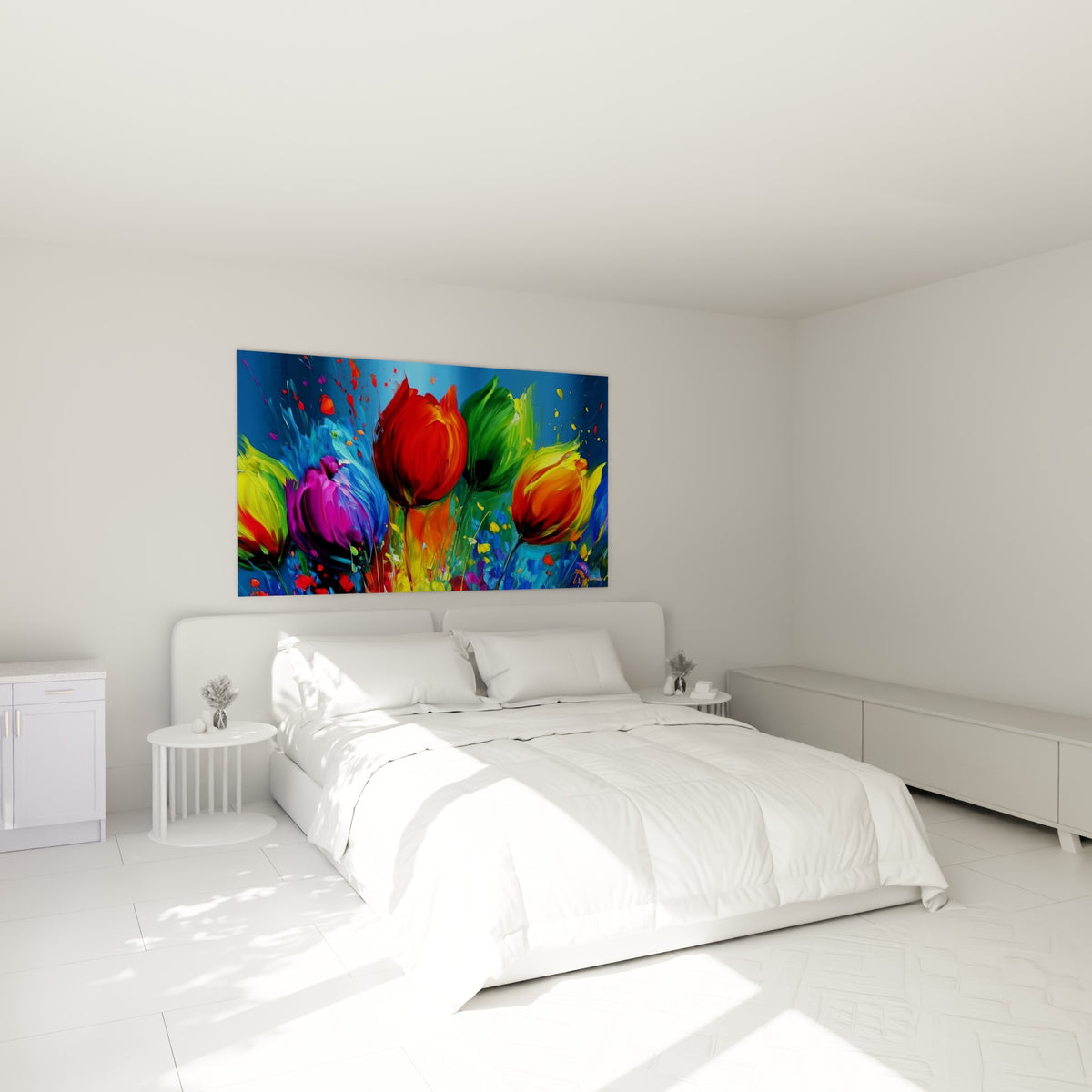 Bouquet de tulipes orange et bleu cobalt aux pétales texturés, au-dessus d'un lit dans une chambre claire