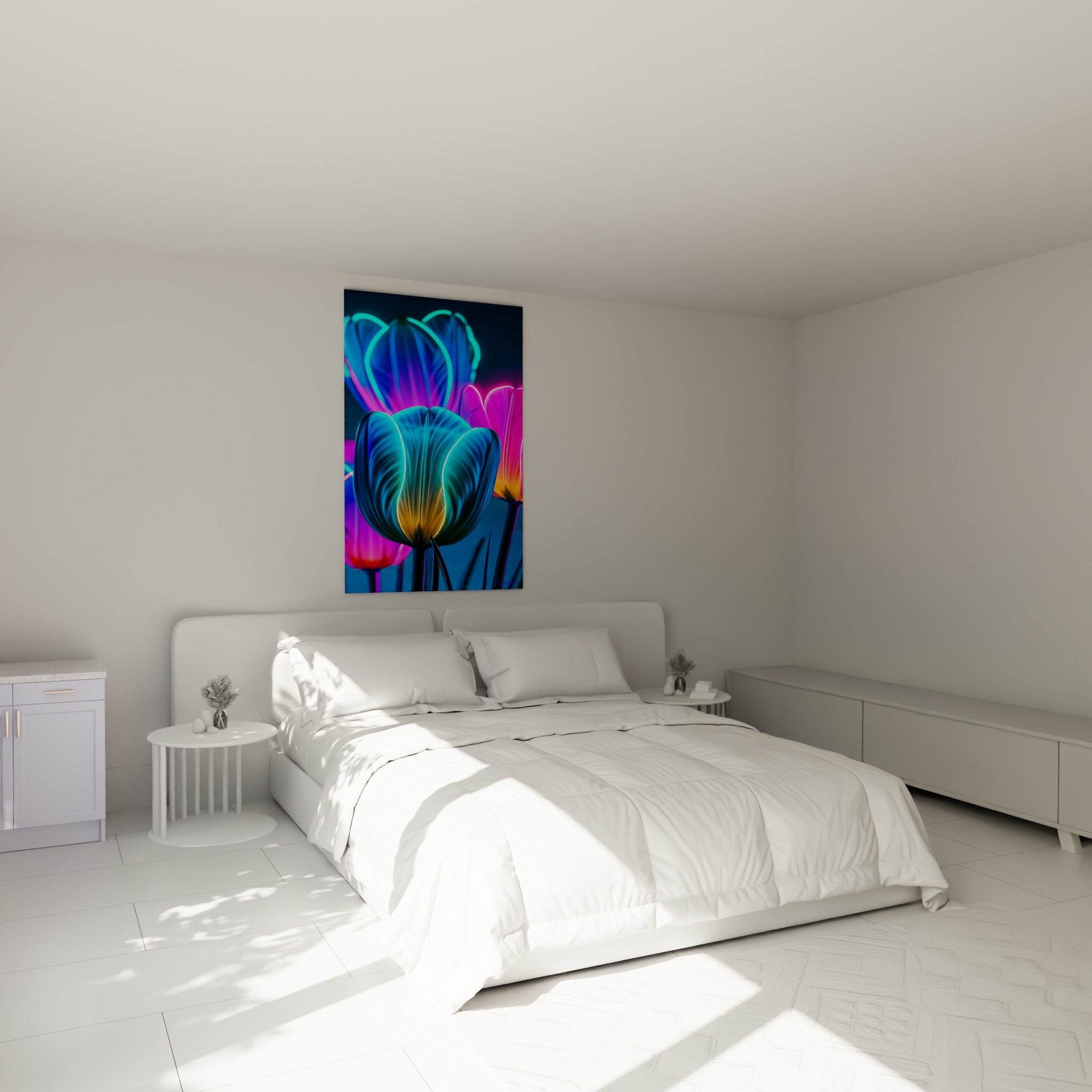Corolles bleu électrique et orange doré de la tulipe lumineuse au-dessus d'un lit dans une chambre claire