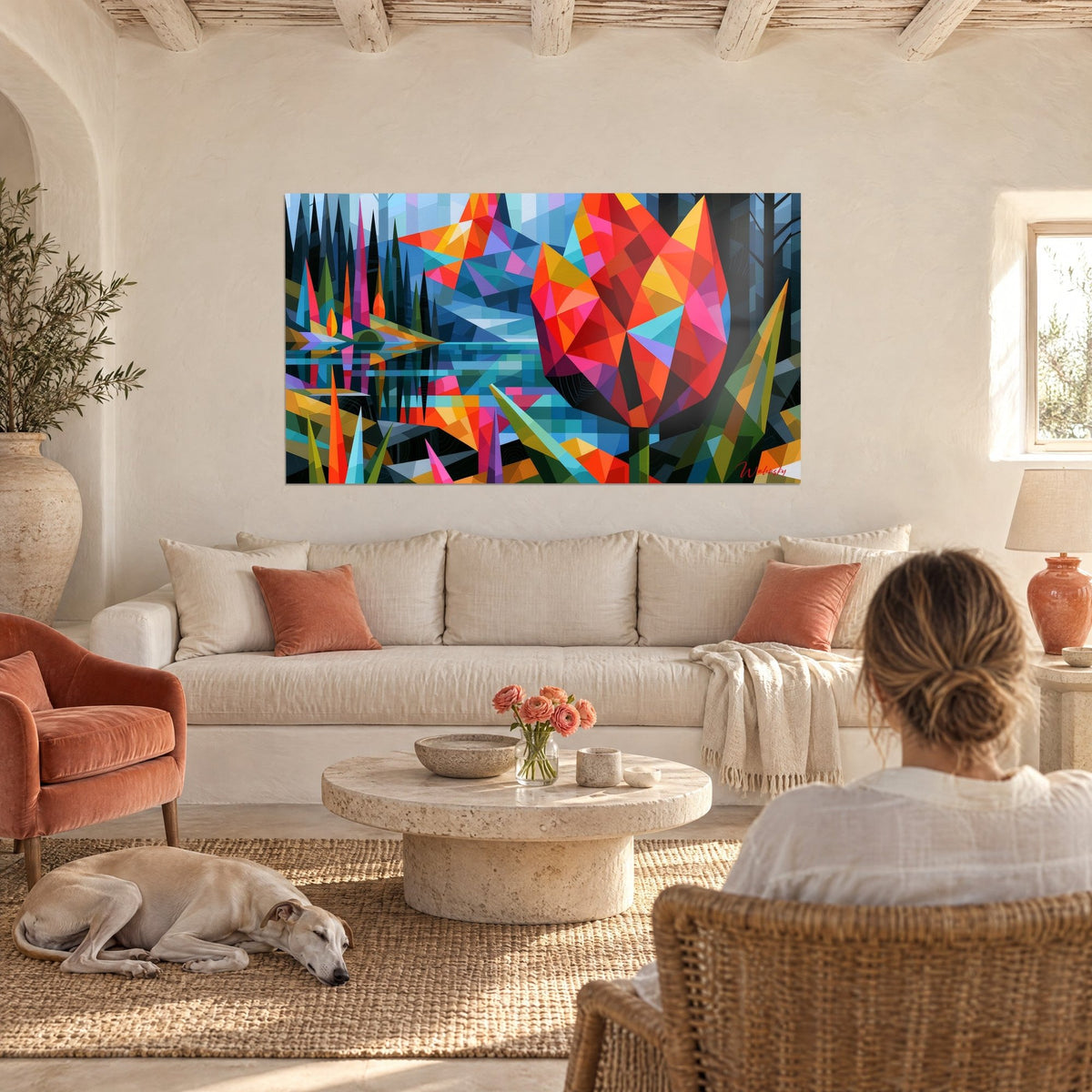 Gemälde Tulpe aus roten und orangefarbenen Facetten vor einem blauen See, an einer weißen Wand über einem Sofa in einem hellen Wohnzimmer