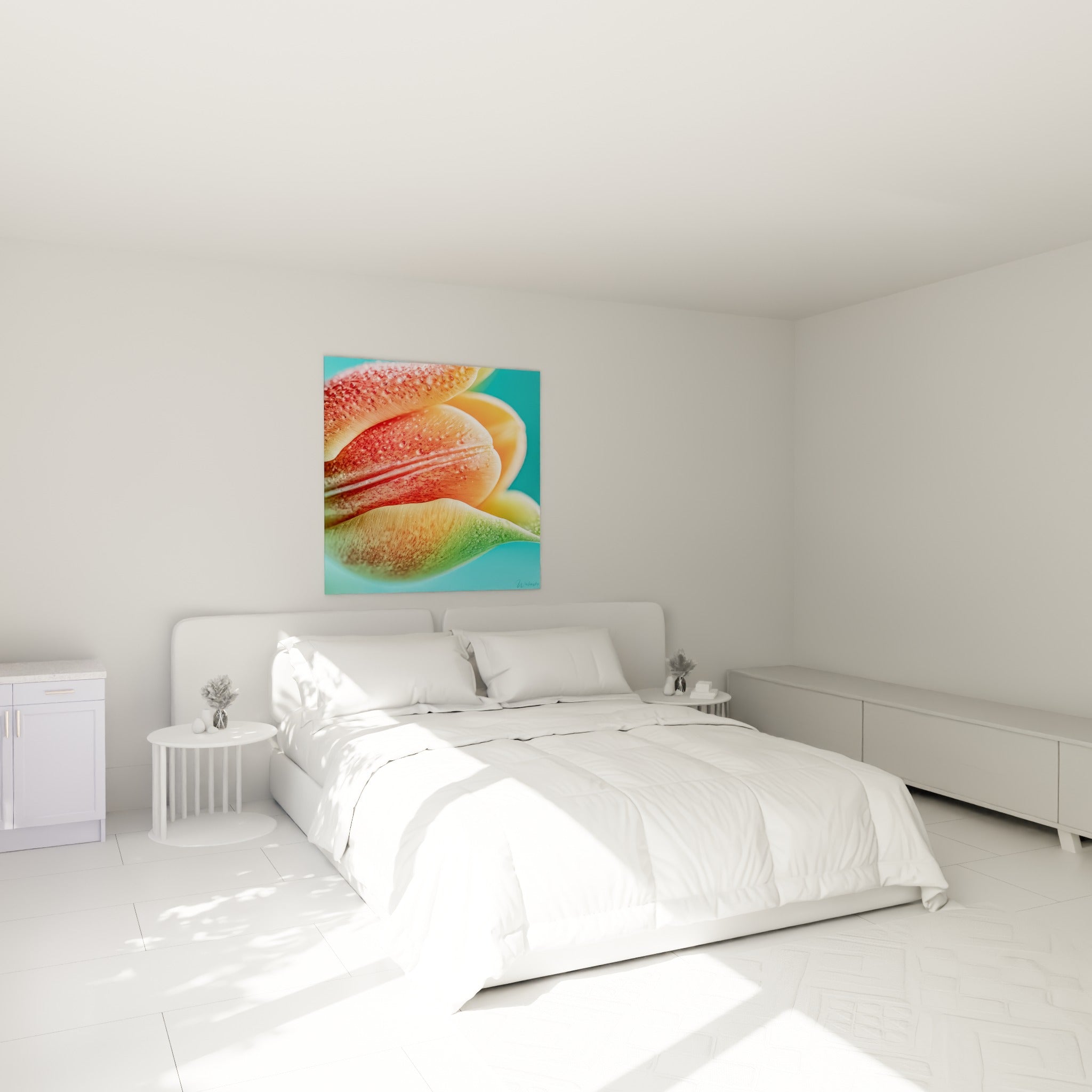 Pétales de tulipe orangée et verte, gouttelettes brillantes, au-dessus d'un lit dans une chambre claire
