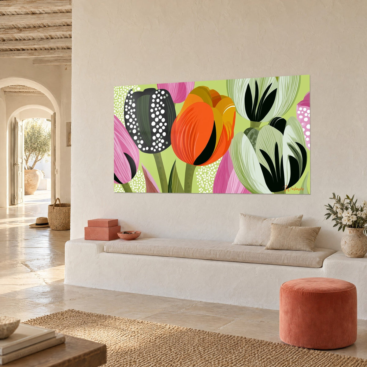 Cuadro con flores estilizadas de pétalos blanco crema y rosa chicle, fondo verde suave, pared encalada de una casa de piedra