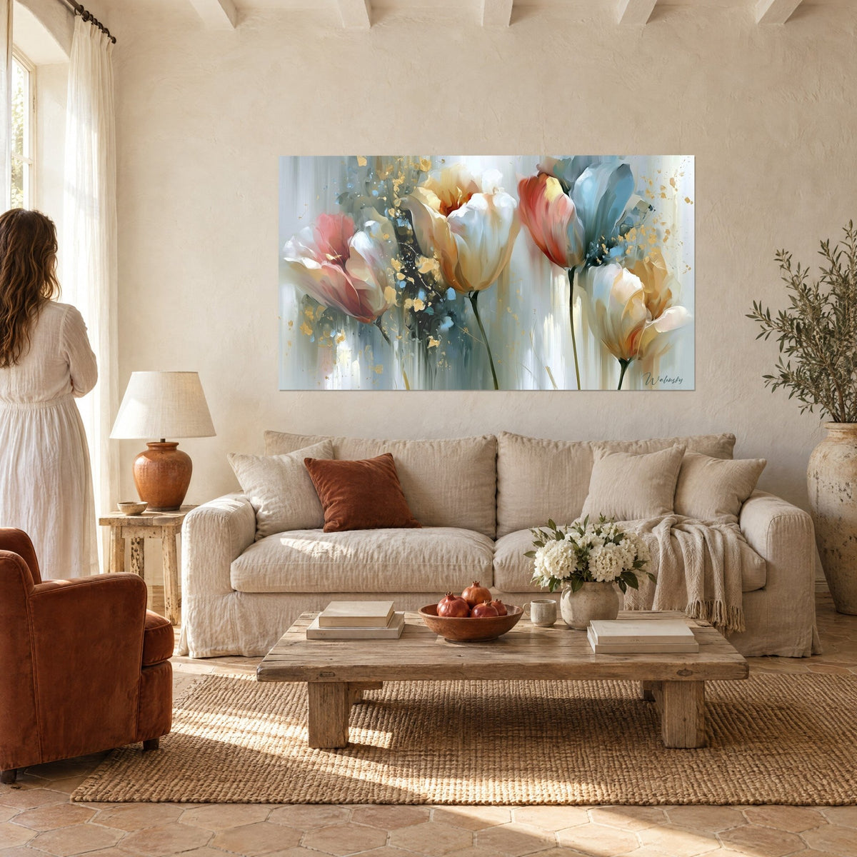 Tableau tulipes ivoire et corail aux éclaboussures dorées, pétales voilés, au-dessus d'un canapé dans un salon lumineux