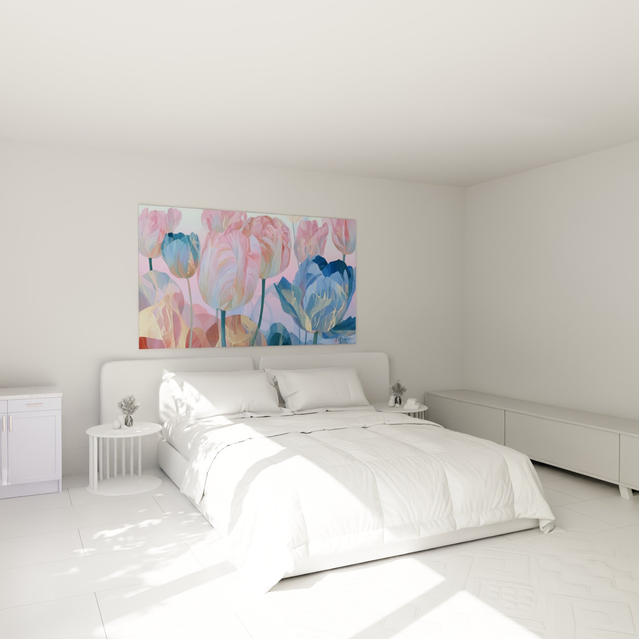 Bouquet de tulipes roses et bleues nervurées d'or, accroché au-dessus d'un lit dans une chambre claire